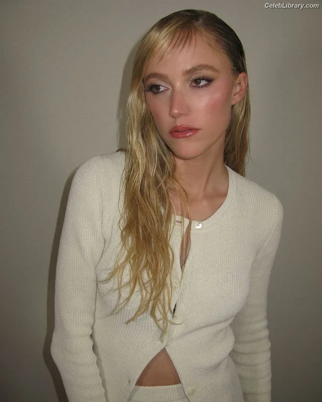 Maika Monroe photo 22 of 642