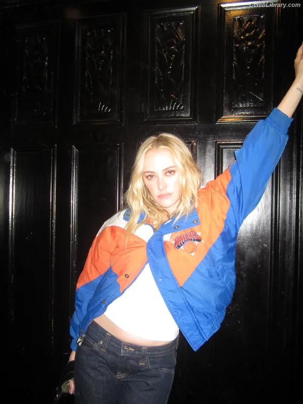 Maika Monroe photo 8 of 642