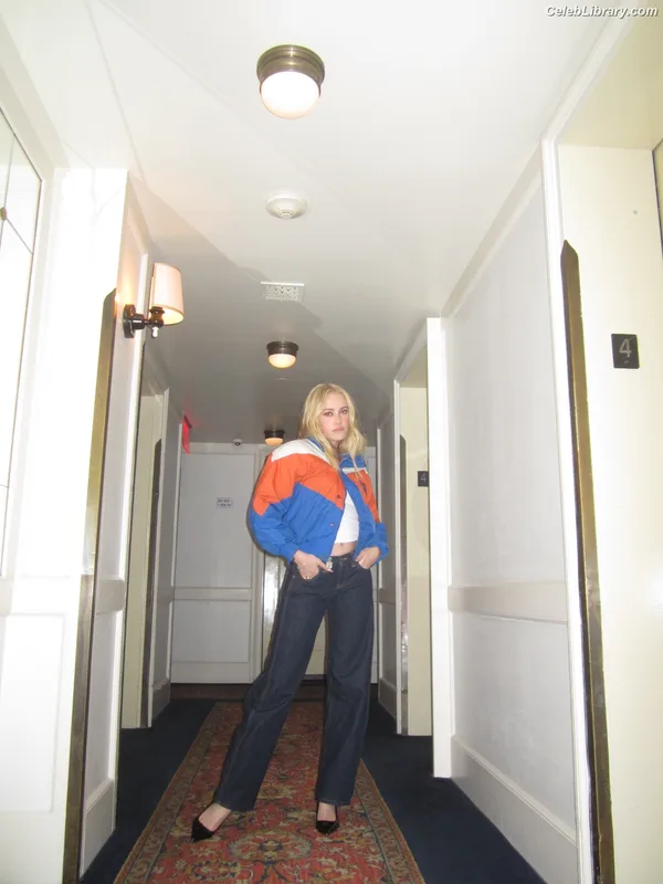 Maika Monroe photo 9 of 642