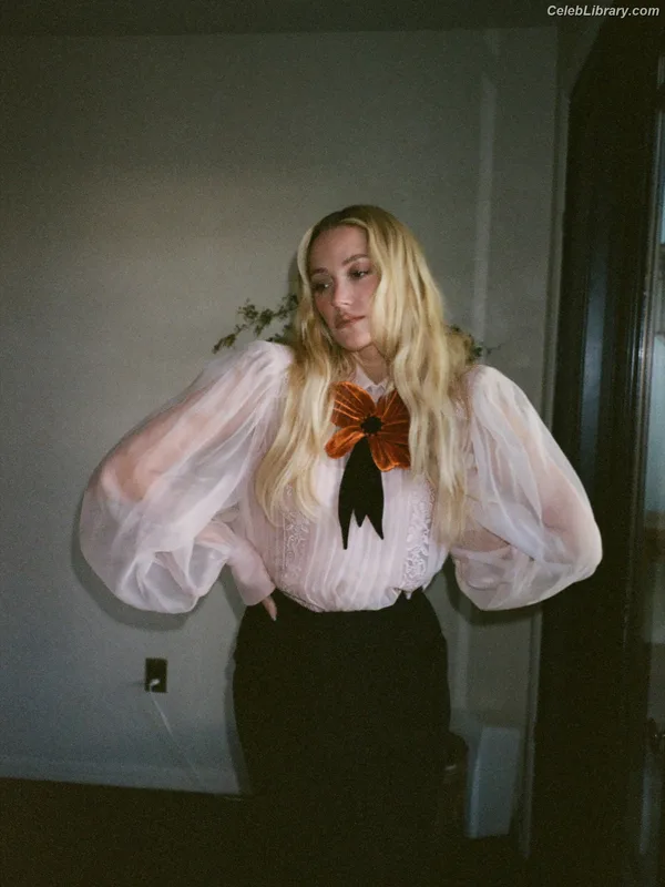 Maika Monroe photo 16 of 642