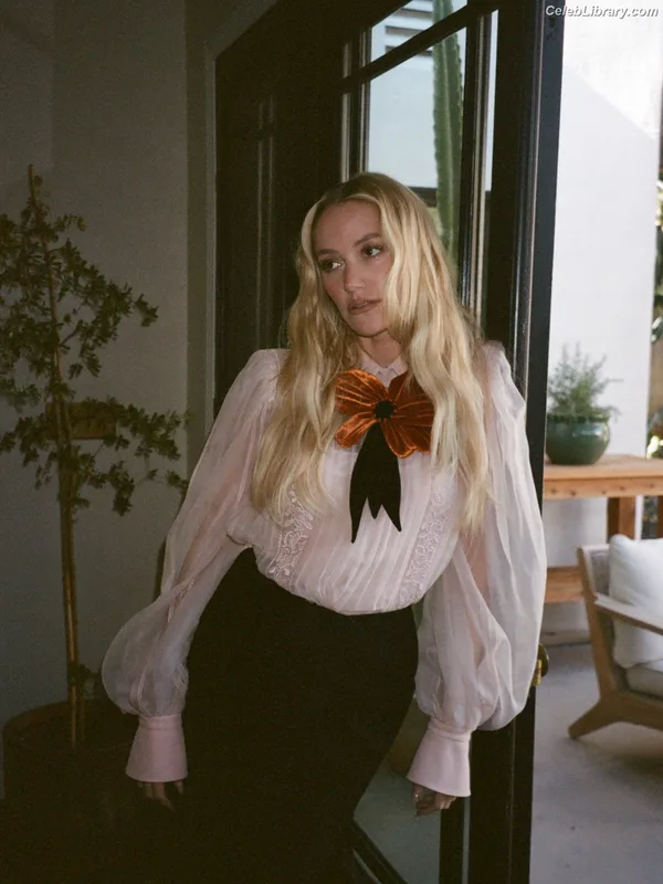 Maika Monroe photo 17 of 642