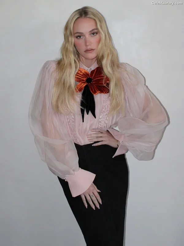 Maika Monroe photo 18 of 642