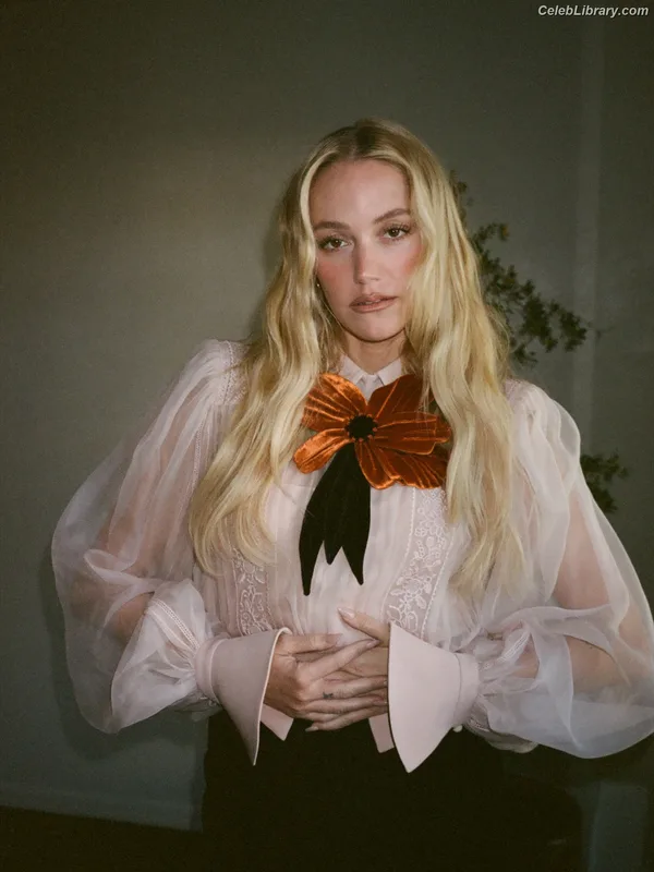 Maika Monroe photo 20 of 642