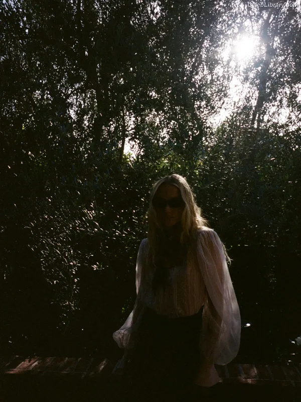 Maika Monroe photo 22 of 642