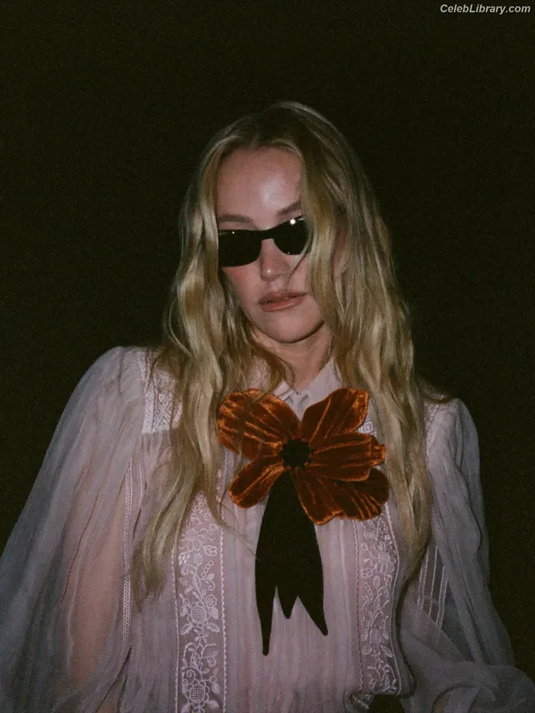 Maika Monroe photo 23 of 642