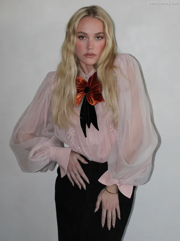 Maika Monroe photo 24 of 642