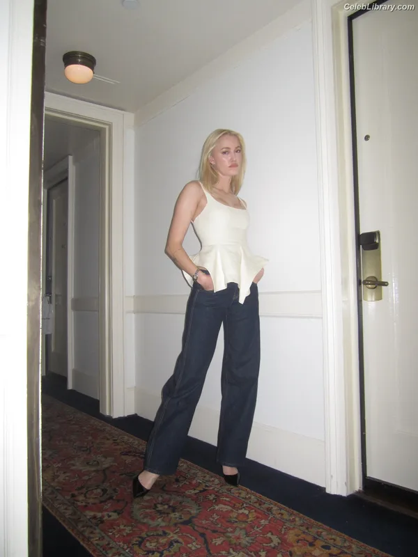 Maika Monroe photo 1 of 642