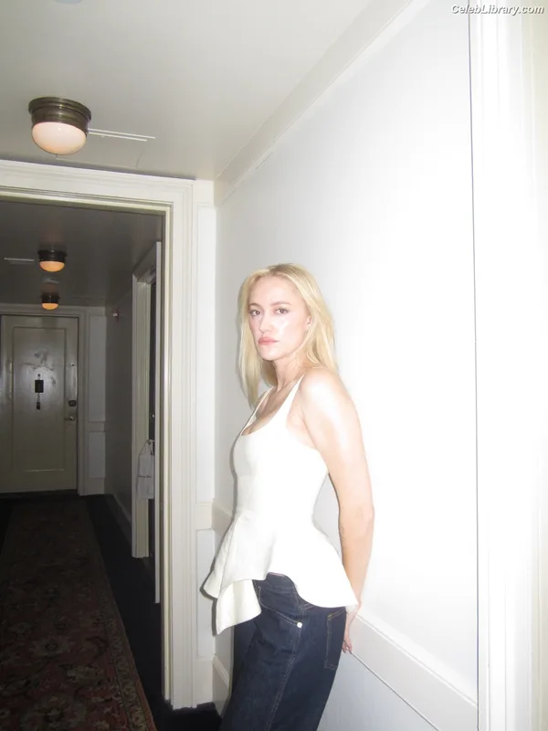 Maika Monroe photo 2 of 642