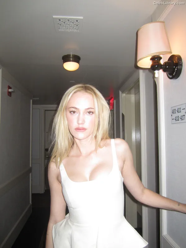 Maika Monroe photo 3 of 642