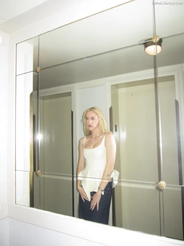 Maika Monroe photo 4 of 642