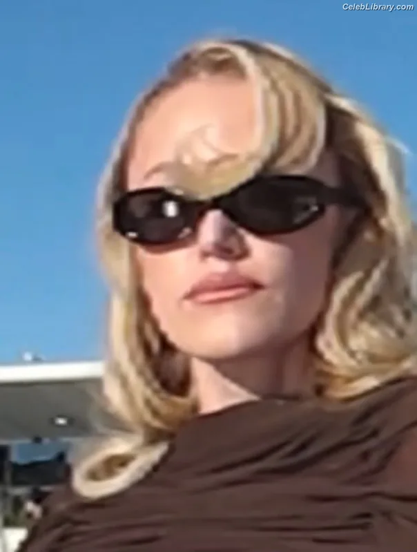 Maika Monroe photo 6 of 642