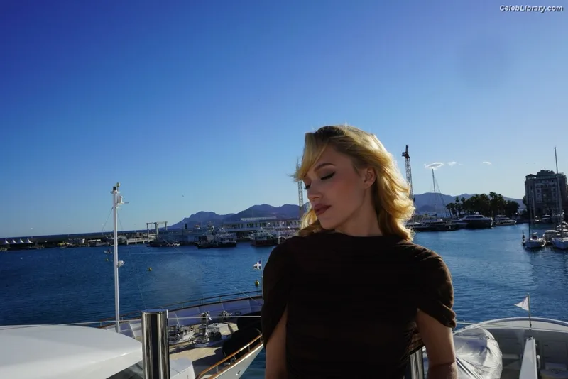 Maika Monroe photo 12 of 642