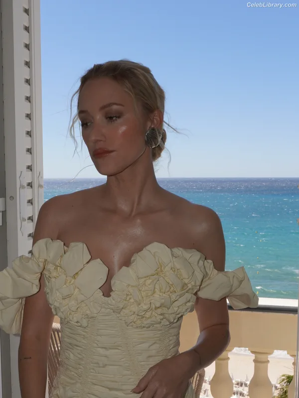 Maika Monroe photo 13 of 642
