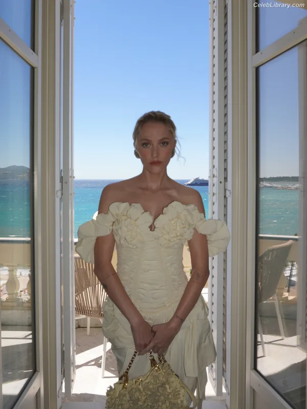 Maika Monroe photo 15 of 642
