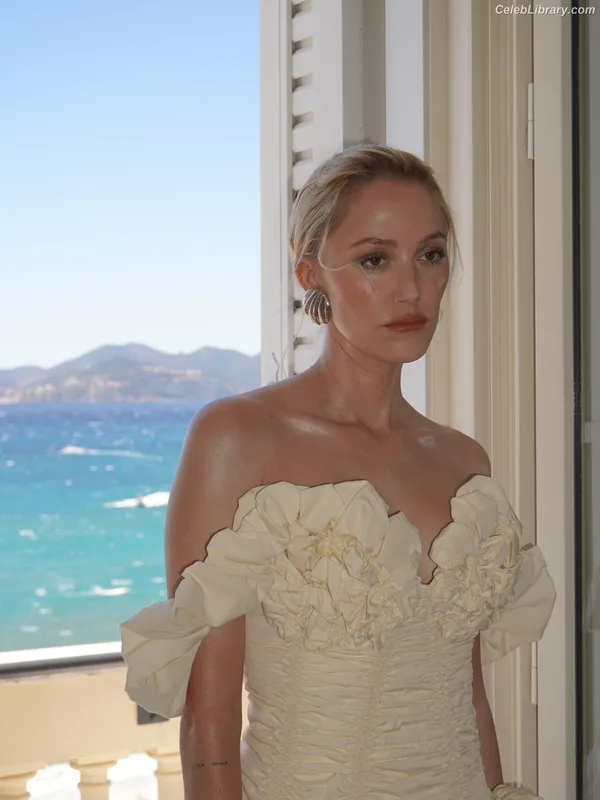 Maika Monroe photo 17 of 642
