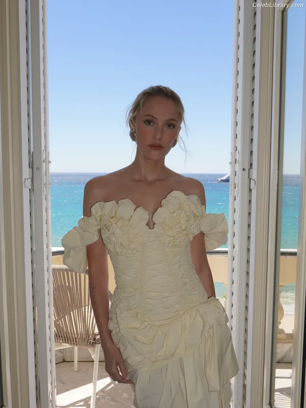 Maika Monroe photo 18 of 642