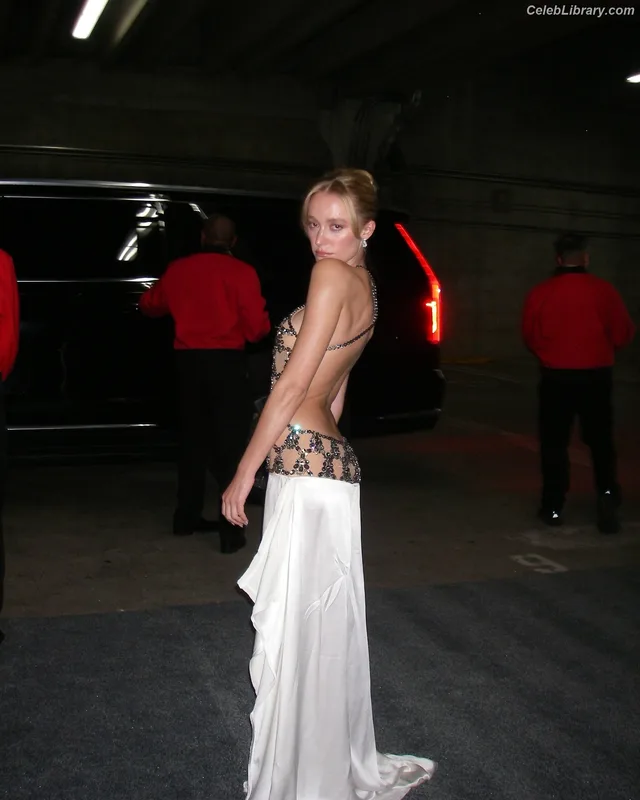 Maika Monroe photo 2 of 642