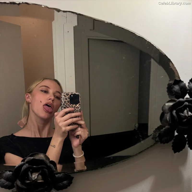 Maika Monroe photo 10 of 642