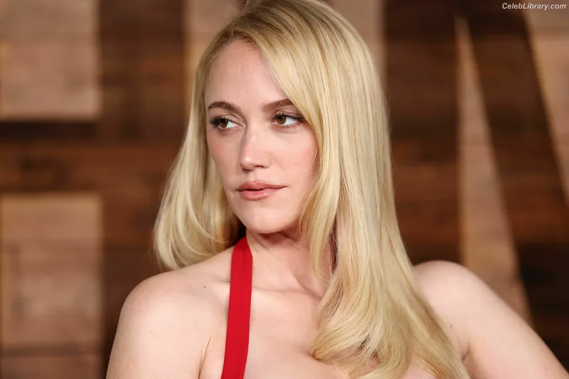 Maika Monroe photo 14 of 642