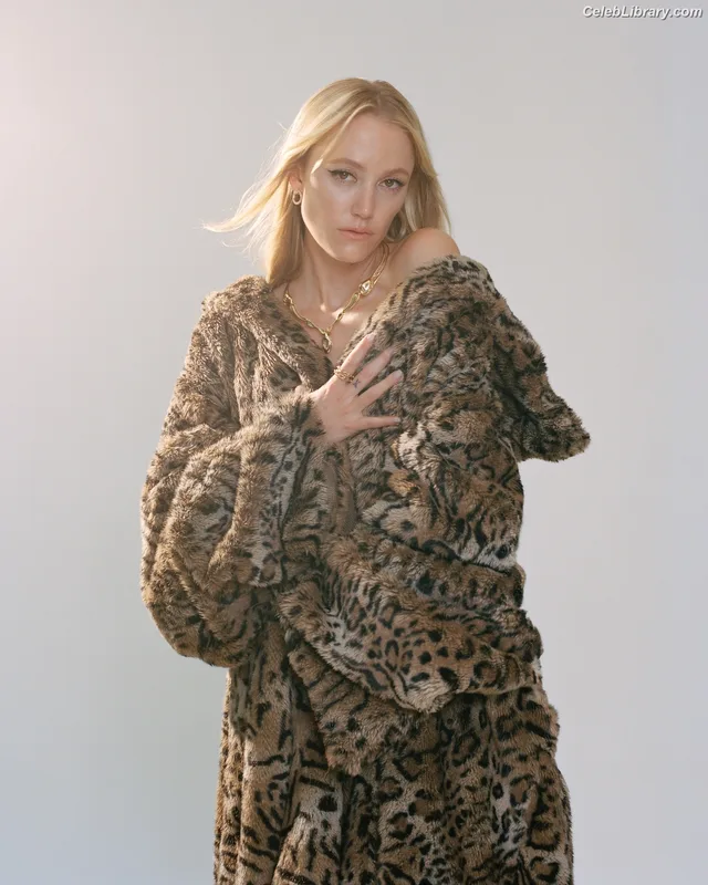 Maika Monroe photo 12 of 642