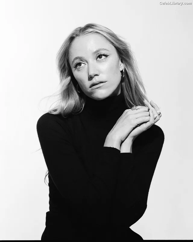 Maika Monroe photo 14 of 642