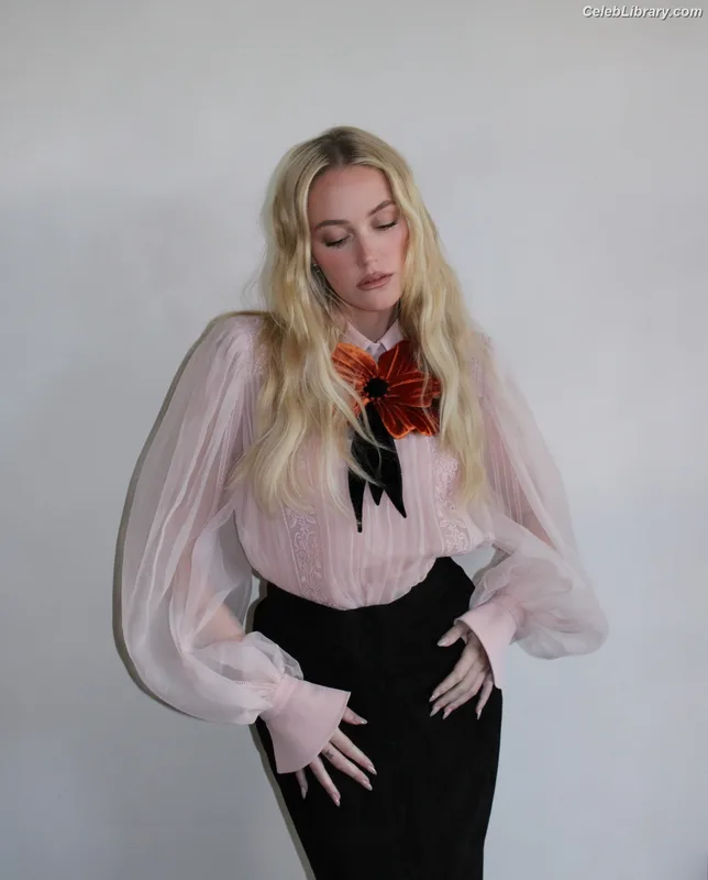 Maika Monroe photo 20 of 642