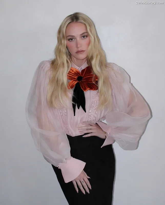 Maika Monroe photo 21 of 642