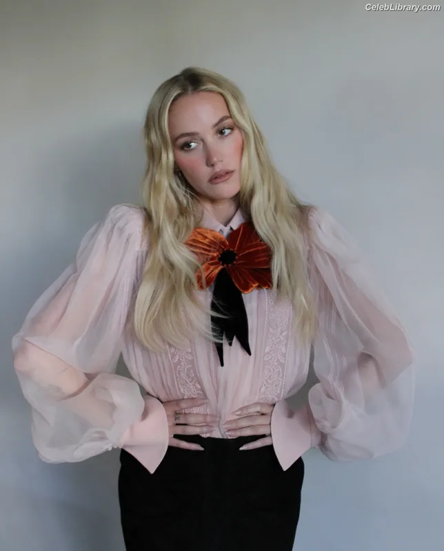 Maika Monroe photo 23 of 642