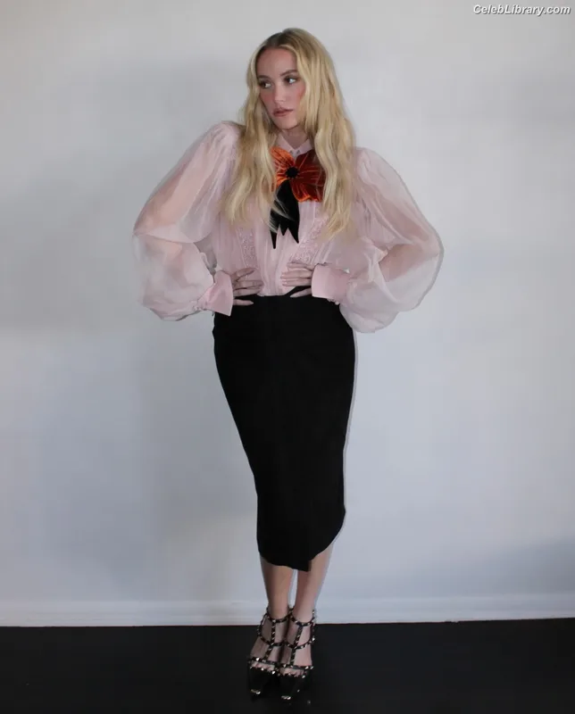 Maika Monroe photo 24 of 642