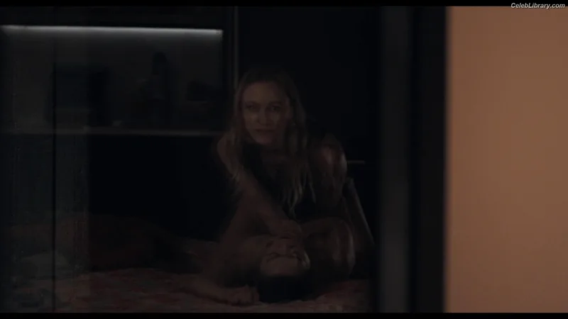 Maika Monroe photo 16 of 642