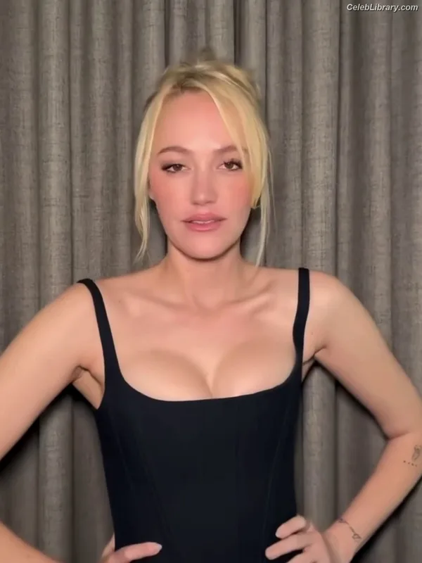 Maika Monroe photo 2 of 642