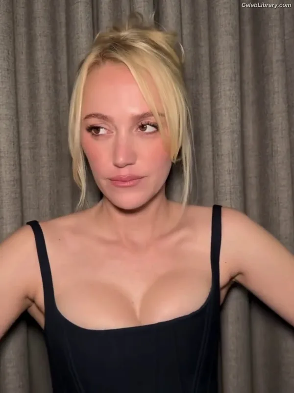 Maika Monroe photo 3 of 642