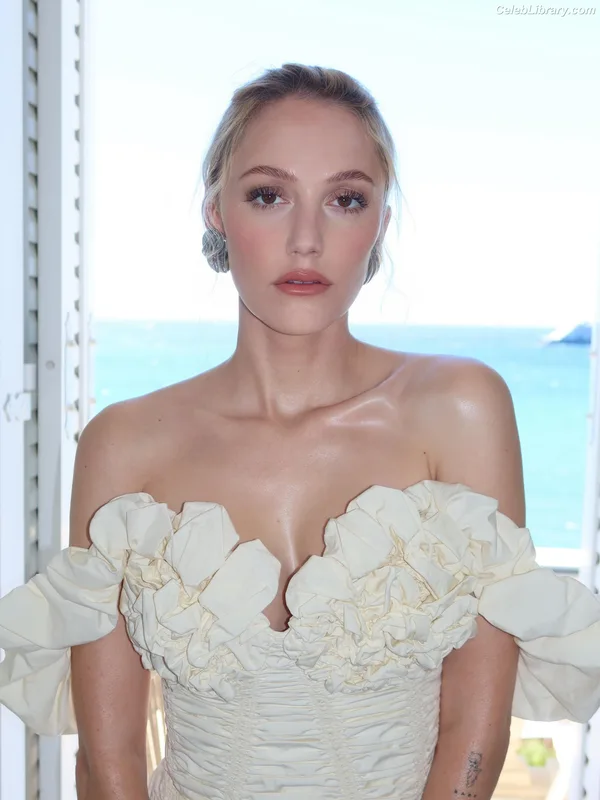 Maika Monroe photo 16 of 642