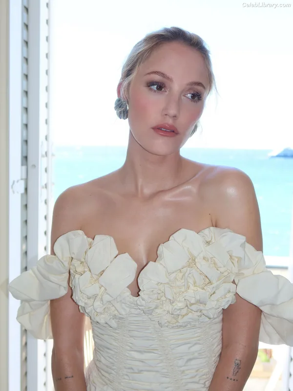 Maika Monroe photo 17 of 642