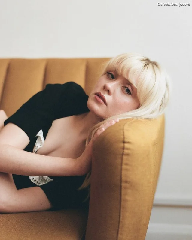 Maisie Peters photo 10 of 363