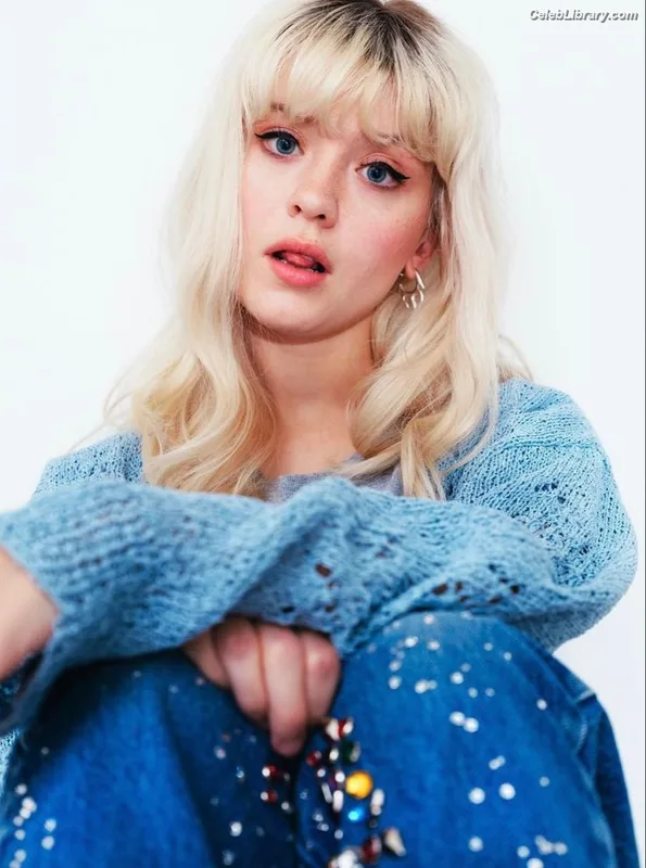 Maisie Peters photo 14 of 363
