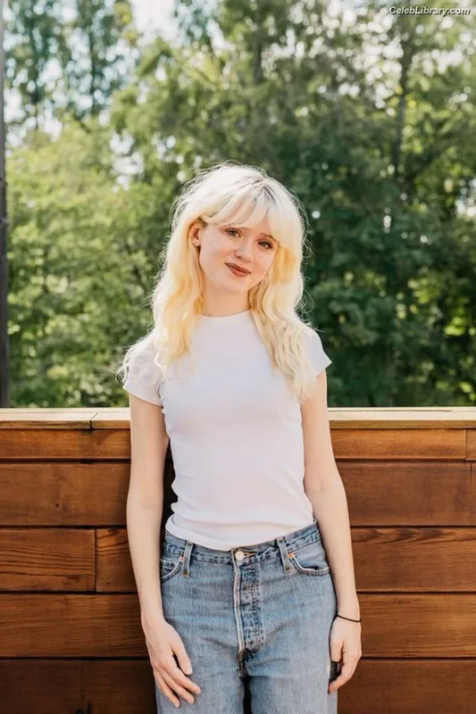 Maisie Peters photo 21 of 363