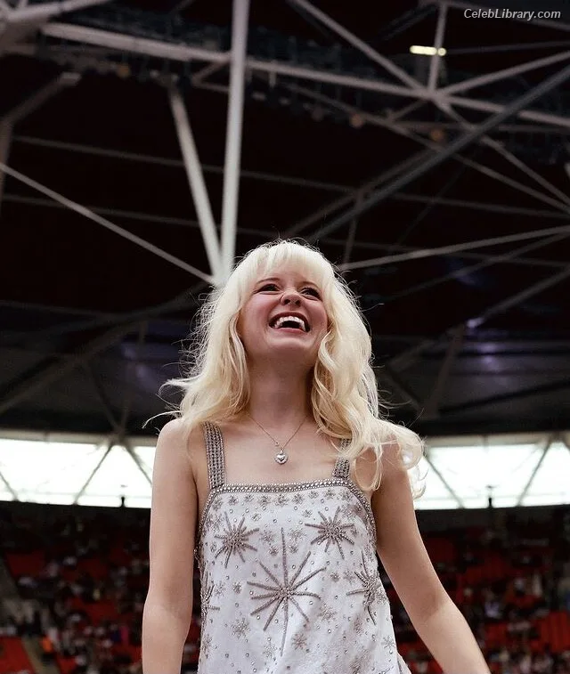 Maisie Peters photo 2 of 363