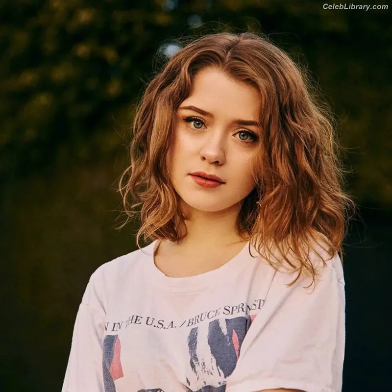 Maisie Peters photo 10 of 363