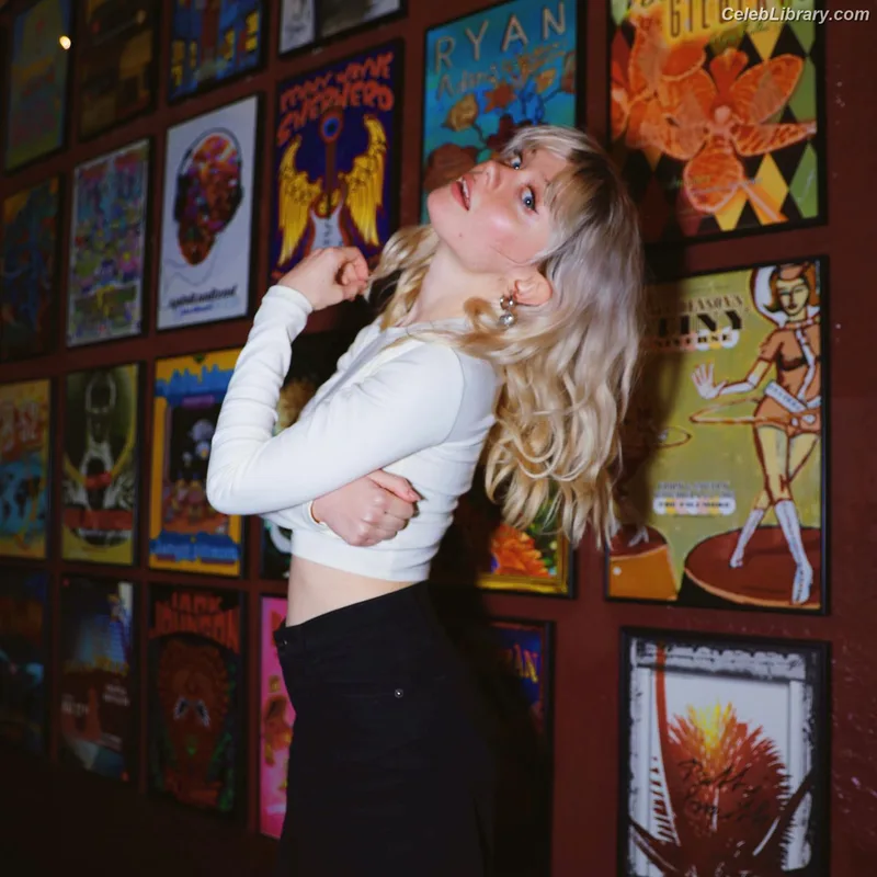 Maisie Peters photo 3 of 363