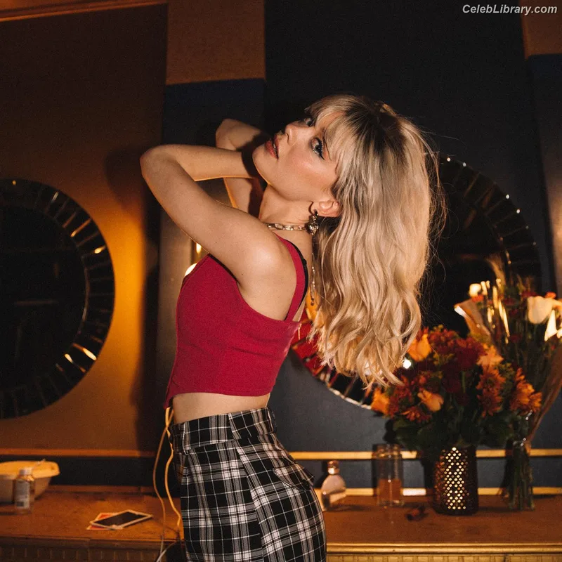 Maisie Peters photo 7 of 363