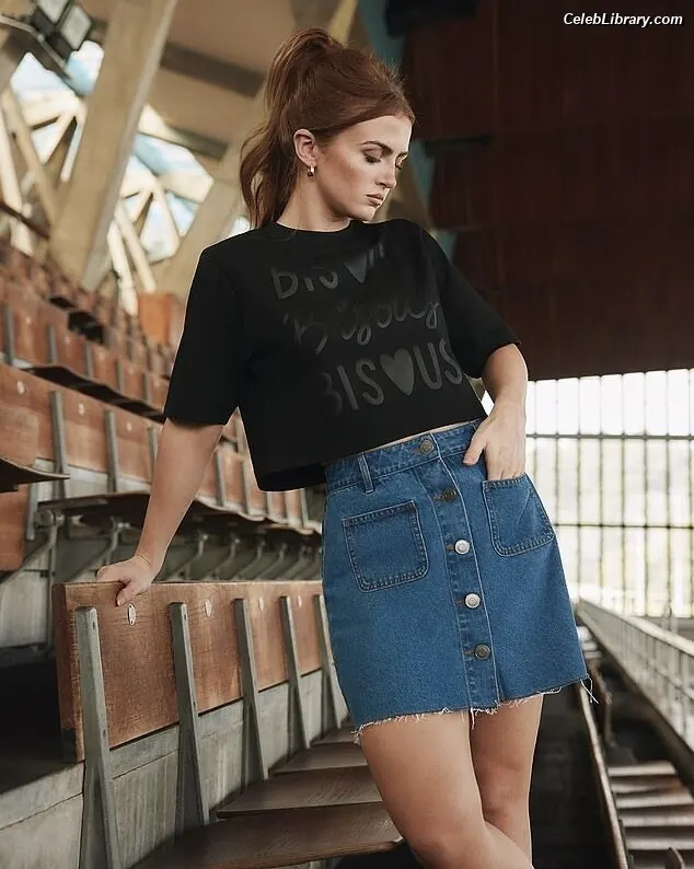Maisie Smith photo 16 of 239