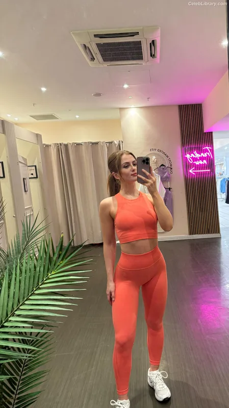 Maisie Smith photo 8 of 240