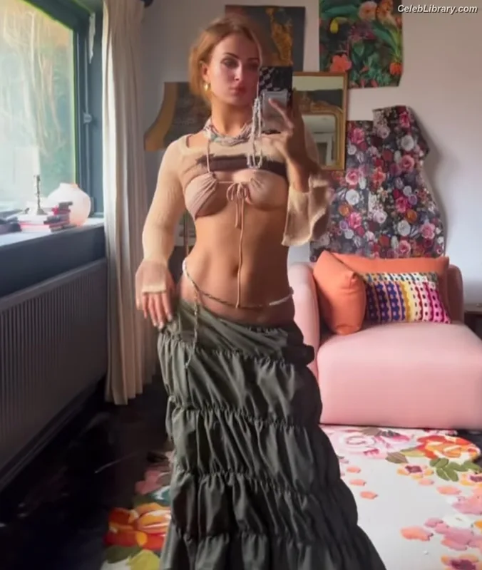 Maisie Smith photo 20 of 240