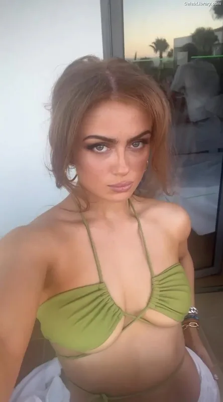Maisie Smith photo 12 of 240