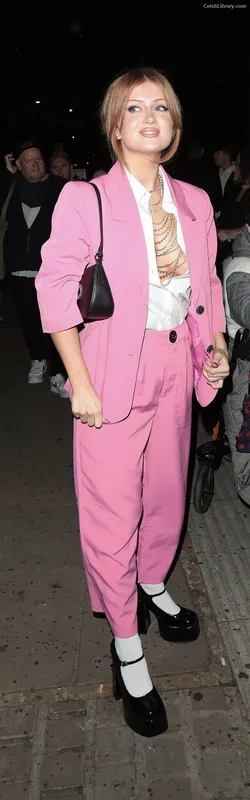 Maisie Smith photo 14 of 240