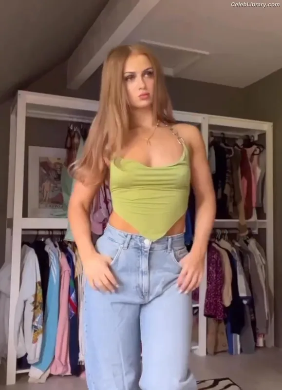 Maisie Smith photo 23 of 240