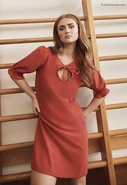 Maisie Smith photo 15 of 240