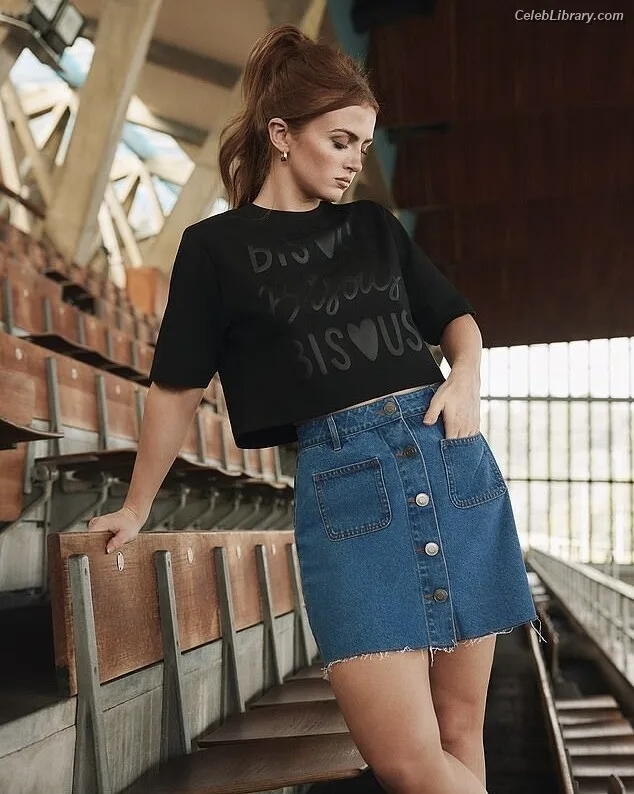 Maisie Smith photo 16 of 240
