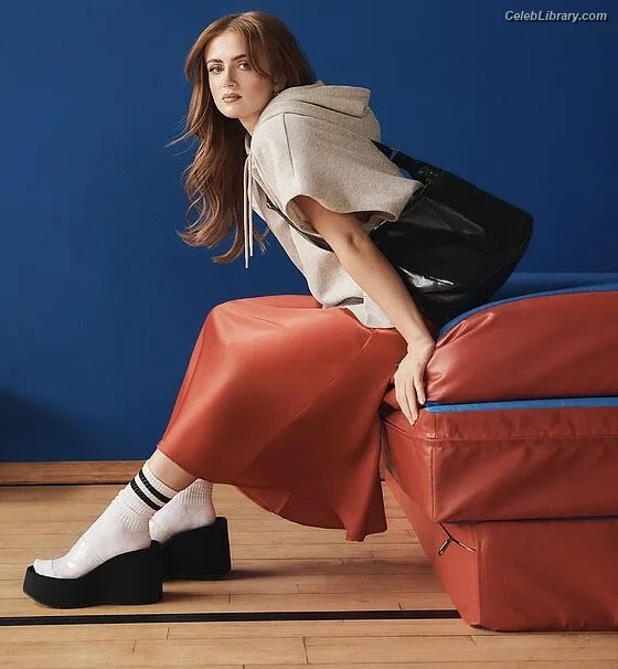 Maisie Smith photo 22 of 240